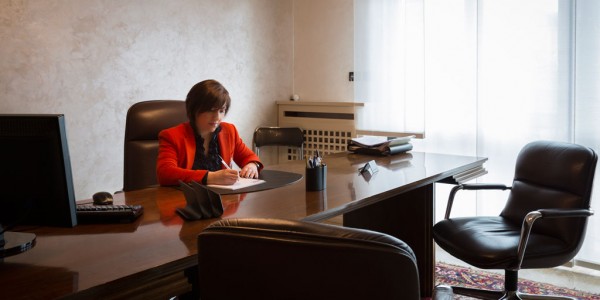 Azienda Ponti sollevatori per auto, sollevatori auto, montacarichi, sistemi di parcheggio