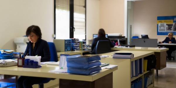 Azienda Ponti sollevatori per auto, sollevatori auto, montacarichi, sistemi di parcheggio