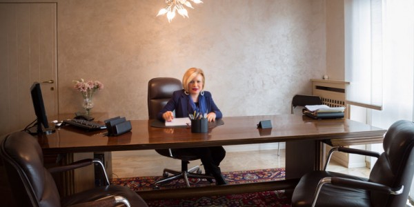 Azienda Ponti sollevatori per auto, sollevatori auto, montacarichi, sistemi di parcheggio