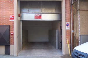 Elevatore per auto a comando elettrico con movimentazioni oleodinamiche per traslazione di autovetture tra piani definiti a colonne senza coperchio di chiusura fossa