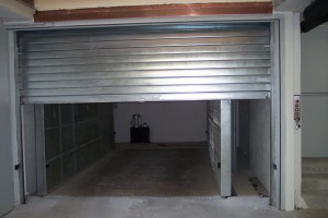 Elevatore per auto a comando elettrico con movimentazioni oleodinamiche per traslazione di autovetture tra piani definiti a colonne senza coperchio di chiusura fossa