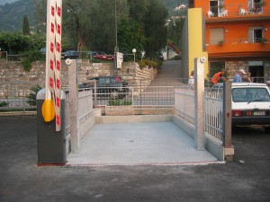 Ascensore per auto, montauto, elevatore per auto a comando elettrico con movimentazioni oleodinamiche per traslazione di autovetture tra piani definiti a pantografo senza coperchio di chiusura fossa