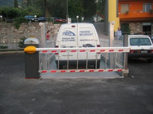 Ascensore per auto, montauto, elevatore per auto a comando elettrico con movimentazioni oleodinamiche per traslazione di autovetture tra piani definiti a pantografo senza coperchio di chiusura fossa