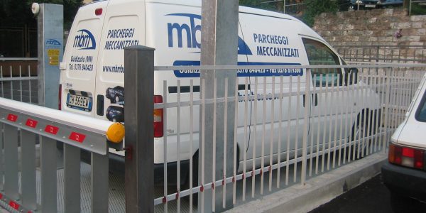 Montauto a Pantografo Mod A1 Ascensore per auto, montauto, elevatore per auto a comando elettrico con movimentazioni oleodinamiche per traslazione di autovetture tra piani definiti a pantografo senza coperchio di chiusura fossa