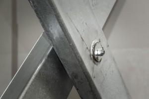 Elevatore per auto a comando elettrico con movimentazioni oleodinamiche per traslazione di autovetture tra piani definiti a pantografo senza coperchio di chiusura fossa