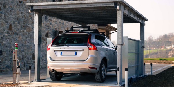 Sollevatore per auto senza uomo a bordo con coperchio per chiusura di fossa