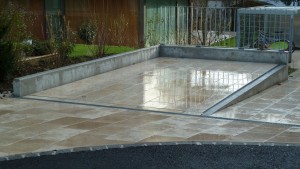 Ascensore per auto, montauto, elevatore per auto, sollevatore per auto, piattaforma elevatrice a comando elettrico con movimentazioni oleodinamiche per traslazione di autovetture tra piani definiti a pantografo con coperchio di chiusura fossa