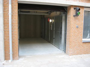 Ascensori per auto a comando elettrico con movimentazioni oleodinamiche per traslazione di autovetture tra piani definiti a pantografo senza coperchio di chiusura fossa e CON PERSONA A BORDO