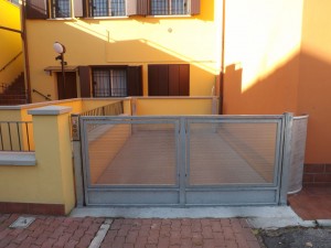 Elevatore per auto per auto a comando elettrico con movimentazioni oleodinamiche per traslazione di autovetture tra piani definiti a PANTOGRAFO SENZA PERSONA A BORDO e SENZA COLONNE SUL PIANALE