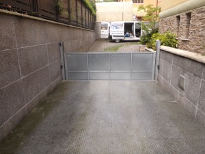 Ascensore per auto, montauto, elevatore per auto a comando elettrico con movimentazioni oleodinamiche per traslazione di autovetture tra piani definiti a pantografo senza coperchio di chiusura fossa