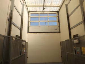 Montauto, elevatore per auto, ascensore per auto o sollevatore per auto a comando elettrico con movimentazioni oleodinamiche per traslazione di autovetture tra piani definiti a colonne con persona a bordo