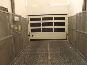 Montauto, elevatore per auto, ascensore per auto o sollevatore per auto a comando elettrico con movimentazioni oleodinamiche per traslazione di autovetture tra piani definiti a colonne con persona a bordo