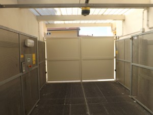 Montauto, elevatore per auto, ascensore per auto o sollevatore per auto a comando elettrico con movimentazioni oleodinamiche per traslazione di autovetture tra piani definiti a colonne con persona a bordo