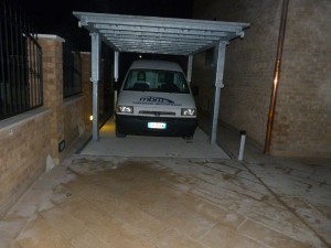 Elevatore per auto a comando elettrico con movimentazioni oleodinamiche per traslazione di autovetture tra piani definiti a pantografo con coperchio di chiusura fossa