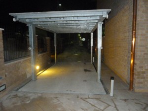 Elevatore per auto a comando elettrico con movimentazioni oleodinamiche per traslazione di autovetture tra piani definiti a pantografo con coperchio di chiusura fossa