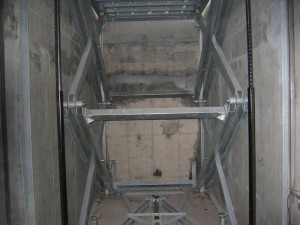 Ascensore per auto, montauto, elevatore per auto a comando elettrico con movimentazioni oleodinamiche per traslazione di autovetture tra piani definiti a pantografo senza coperchio di chiusura fossa