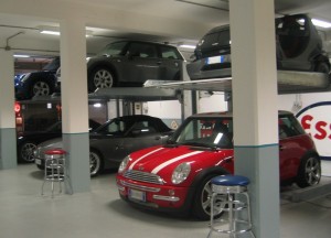 Mod DUPLICATORE Sistema per parcheggio auto senza fossa a comando elettrico con movimentazioni oleodinamiche a due posti sovrapposti inseribile in qualsiasi ambiente senza alcun bisogno di opere murarie.