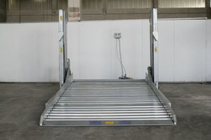 Sistema per parcheggio auto senza fossa a comando elettrico con movimentazioni oleodinamiche a due posti sovrapposti inseribile in qualsiasi ambiente senza alcun bisogno di opere murarie.