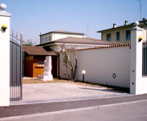 Sistema di parcheggio per autoveicoli a comando elettrico con movimentazioni oleodinamiche con due piattaforme per il parcheggio di un’auto sotto il livello cortile e la seconda a livello cortile/giardino; permette il parcheggio di due autovetture in maniera indipendente oppure di una autovettura a scomparsa sia all’interno che all’esterno