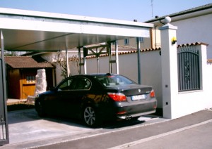 Sistema di parcheggio per autoveicoli a comando elettrico con movimentazioni oleodinamiche con due piattaforme per il parcheggio di un’auto sotto il livello cortile e la seconda a livello cortile/giardino; permette il parcheggio di due autovetture in maniera indipendente oppure di una autovettura a scomparsa sia all’interno che all’esterno