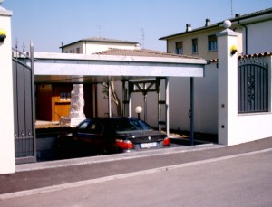 Sistema di parcheggio per autoveicoli a comando elettrico con movimentazioni oleodinamiche con due piattaforme per il parcheggio di un’auto sotto il livello cortile e la seconda a livello cortile/giardino; permette il parcheggio di due autovetture in maniera indipendente oppure di una autovettura a scomparsa sia all’interno che all’esterno