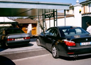 Sistema di parcheggio per autoveicoli a comando elettrico con movimentazioni oleodinamiche con due piattaforme per il parcheggio di un’auto sotto il livello cortile e la seconda a livello cortile/giardino; permette il parcheggio di due autovetture in maniera indipendente oppure di una autovettura a scomparsa sia all’interno che all’esterno