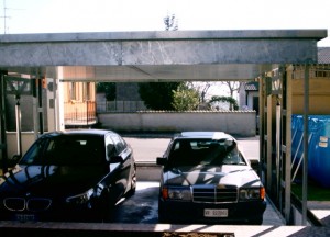 Sistema di parcheggio per autoveicoli a comando elettrico con movimentazioni oleodinamiche con due piattaforme per il parcheggio di un’auto sotto il livello cortile e la seconda a livello cortile/giardino; permette il parcheggio di due autovetture in maniera indipendente oppure di una autovettura a scomparsa sia all’interno che all’esterno