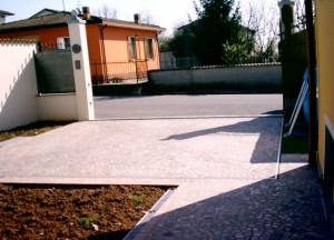 Sistema di parcheggio per autoveicoli a comando elettrico con movimentazioni oleodinamiche con due piattaforme per il parcheggio di un’auto sotto il livello cortile e la seconda a livello cortile/giardino; permette il parcheggio di due autovetture in maniera indipendente oppure di una autovettura a scomparsa sia all’interno che all’esterno
