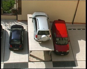 Sistema di parcheggio per autoveicoli a comando elettrico con movimentazioni oleodinamiche con due piattaforme per il parcheggio di un’auto sotto il livello cortile e la seconda a livello cortile/giardino; permette il parcheggio di due autovetture in maniera indipendente oppure di una autovettura a scomparsa sia all’interno che all’esterno