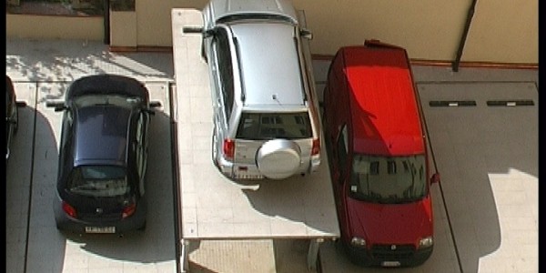 Sistema di parcheggio per autoveicoli a comando elettrico con movimentazioni oleodinamiche con due piattaforme per il parcheggio di un’auto sotto il livello cortile e la seconda a livello cortile/giardino; permette il parcheggio di due autovetture in maniera indipendente oppure di una autovettura a scomparsa sia all’interno che all’esterno