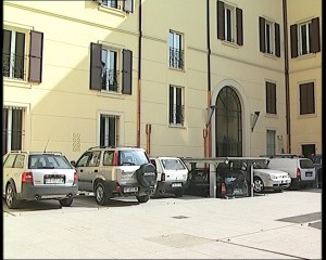 Sistema di parcheggio per autoveicoli a comando elettrico con movimentazioni oleodinamiche con due piattaforme per il parcheggio di un’auto sotto il livello cortile e la seconda a livello cortile/giardino; permette il parcheggio di due autovetture in maniera indipendente oppure di una autovettura a scomparsa sia all’interno che all’esterno