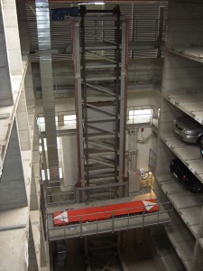 I sistemi di parcheggio completamente automatici offrono all’utente il massimo comfort. Sono dotati di un’entrata unica nella quale è posta una piattaforma su cui viene lasciato il veicolo e in seguito misurato elettronicamente.