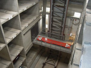 I sistemi di parcheggio completamente automatici offrono all’utente il massimo comfort. Sono dotati di un’entrata unica nella quale è posta una piattaforma su cui viene lasciato il veicolo e in seguito misurato elettronicamente.