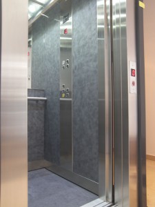 Gli elevatori per persone MBM risolvono ogni esigenza di trasporto verticale negli edifici pubblici e privati