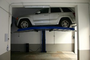 Raddoppiatore DUO BOX Mod. MCL sistema per parcheggio auto senza fossa a comando elettrico con movimentazioni oleodinamiche a due posti sovrapposti inseribile in qualsiasi ambiente senza alcun bisogno di opere murarie