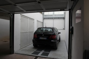 Elevatore per auto per auto a comando elettrico con movimentazioni oleodinamiche per traslazione di autovetture tra piani definiti a PANTOGRAFO SENZA PERSONA A BORDO e SENZA COLONNE SUL PIANALE