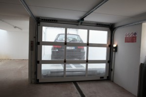 Elevatore per auto per auto a comando elettrico con movimentazioni oleodinamiche per traslazione di autovetture tra piani definiti a PANTOGRAFO SENZA PERSONA A BORDO e SENZA COLONNE SUL PIANALE