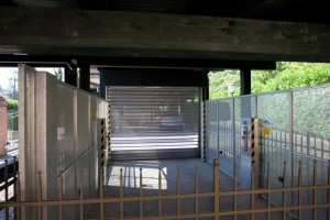 Ascensori per auto a comando elettrico con movimentazioni oleodinamiche per traslazione di autovetture tra piani definiti a pantografo senza coperchio di chiusura fossa e CON PERSONA A BORDO