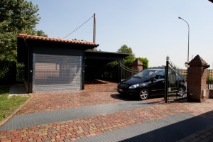 Ascensori per auto a comando elettrico con movimentazioni oleodinamiche per traslazione di autovetture tra piani definiti a pantografo senza coperchio di chiusura fossa e CON PERSONA A BORDO