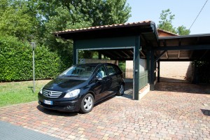 Ascensori per auto a comando elettrico con movimentazioni oleodinamiche per traslazione di autovetture tra piani definiti a pantografo senza coperchio di chiusura fossa e CON PERSONA A BORDO