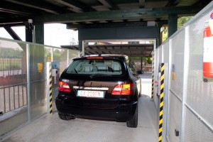 Ascensori per auto a comando elettrico con movimentazioni oleodinamiche per traslazione di autovetture tra piani definiti a pantografo senza coperchio di chiusura fossa e CON PERSONA A BORDO