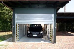 Ascensori per auto a comando elettrico con movimentazioni oleodinamiche per traslazione di autovetture tra piani definiti a pantografo senza coperchio di chiusura fossa e CON PERSONA A BORDO