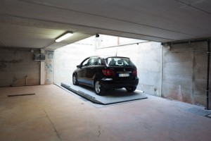 Elevatore per auto per auto a comando elettrico con movimentazioni oleodinamiche per traslazione di autovetture tra piani definiti a PANTOGRAFO SENZA PERSONA A BORDO e SENZA COLONNE SUL PIANALE