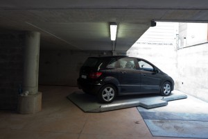 Elevatore per auto per auto a comando elettrico con movimentazioni oleodinamiche per traslazione di autovetture tra piani definiti a PANTOGRAFO SENZA PERSONA A BORDO e SENZA COLONNE SUL PIANALE