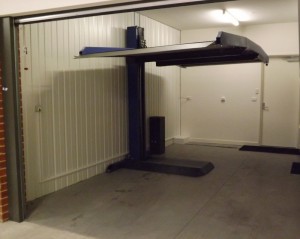 Raddoppiatore DUO BOX Mod. MCL sistema per parcheggio auto senza fossa a comando elettrico con movimentazioni oleodinamiche a due posti sovrapposti inseribile in qualsiasi ambiente senza alcun bisogno di opere murarie