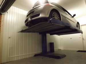 Raddoppiatore DUO BOX Mod. MCL sistema per parcheggio auto senza fossa a comando elettrico con movimentazioni oleodinamiche a due posti sovrapposti inseribile in qualsiasi ambiente senza alcun bisogno di opere murarie