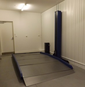 Raddoppiatore DUO BOX Mod. MCL sistema per parcheggio auto senza fossa a comando elettrico con movimentazioni oleodinamiche a due posti sovrapposti inseribile in qualsiasi ambiente senza alcun bisogno di opere murarie