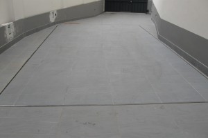 Ascensore per auto, montauto, elevatore per auto, sollevatore per auto, piattaforma elevatrice a comando elettrico con movimentazioni oleodinamiche per traslazione di autovetture tra piani definiti a pantografo con coperchio di chiusura fossa