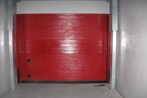 Ascensore per auto, montauto, elevatore per auto, sollevatore per auto, piattaforma elevatrice a comando elettrico con movimentazioni oleodinamiche per traslazione di autovetture tra piani definiti a pantografo con coperchio di chiusura fossa