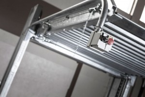 Sistema per parcheggio auto senza fossa a comando elettrico con movimentazioni oleodinamiche a due posti sovrapposti inseribile in qualsiasi ambiente senza alcun bisogno di opere murarie.